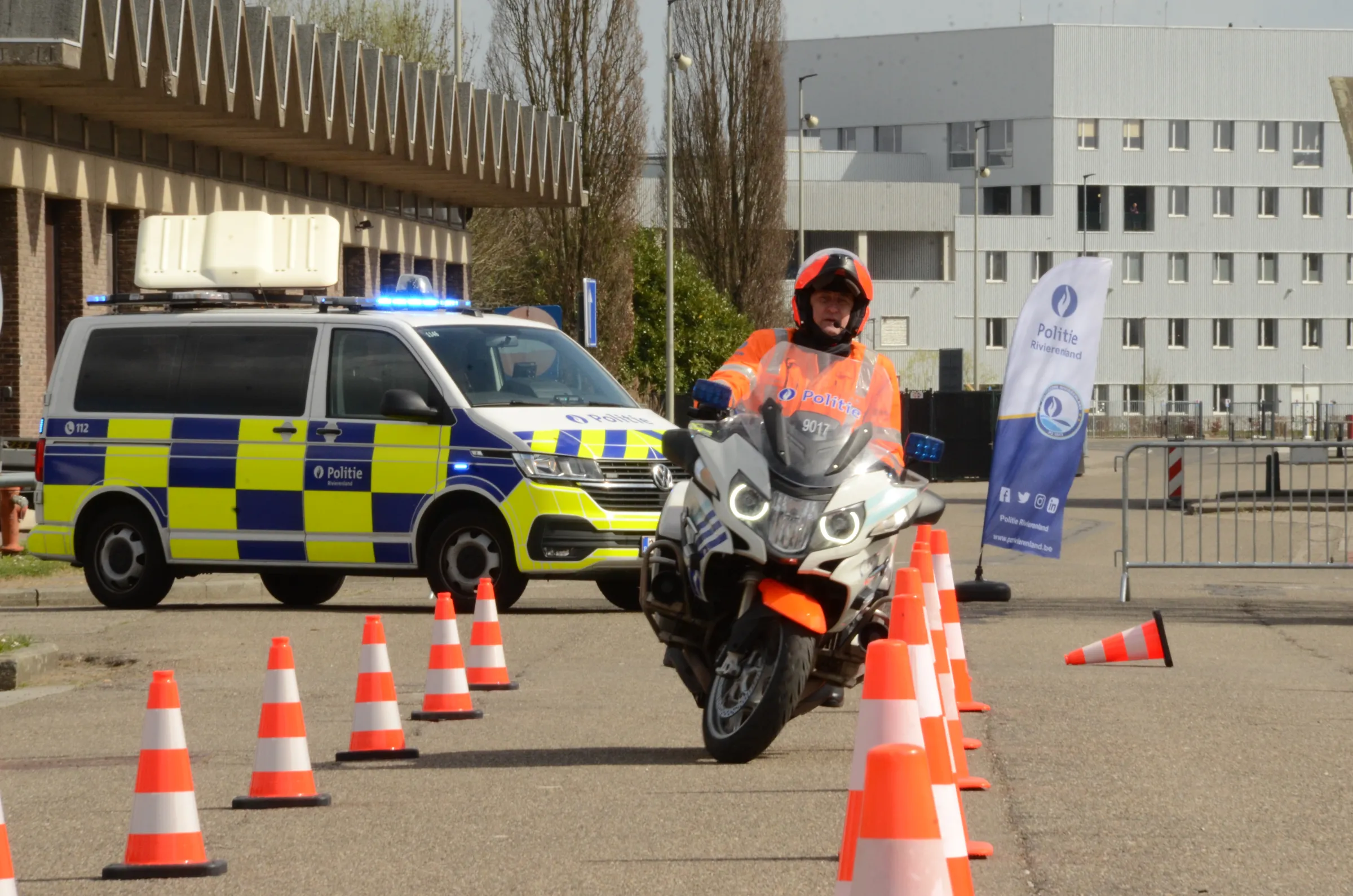 Patrouillewagen en motorrijder